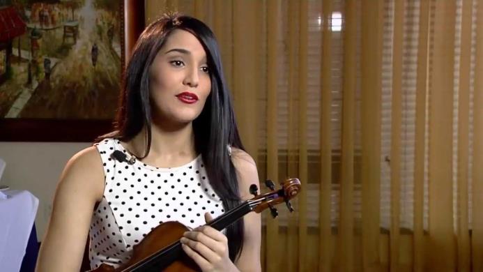 Aysha Syed con su violín.