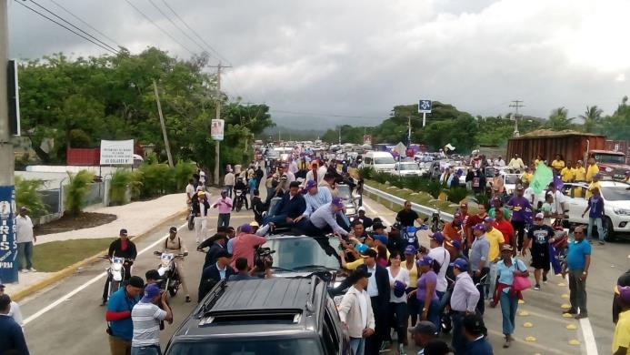Danilo Medina inició recorrido por San Cristóbal, la tarde de este viernes.