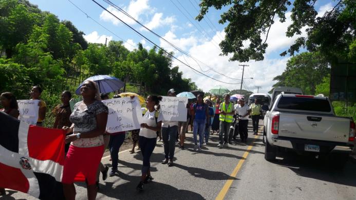 Padres y estudiantes de la Universidad Autónoma de Santo Domingo marcharon en la mañana de este jueves en demanda de la construcción de la ciudad universitaria en Hato Mayor