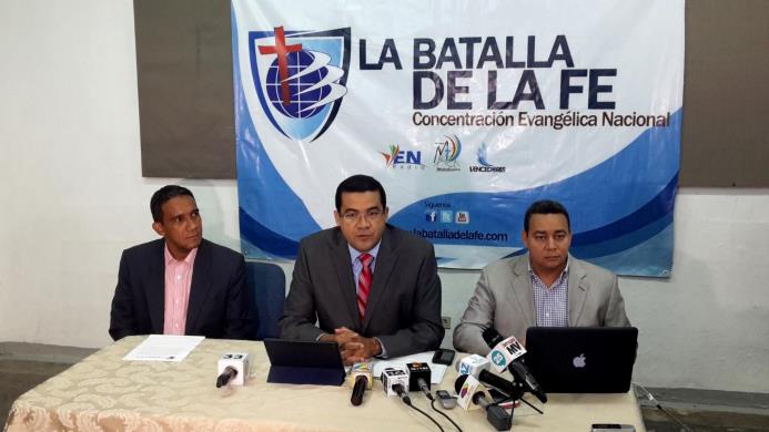 Ezequiel Molina Sánchez (centro) durante el encuentro con la prensa. 