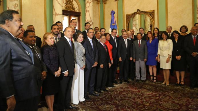 El presidente Danilo Medina juramentó a los viceministros y directores nombrados con el decreto 215-16. 