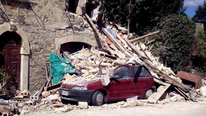 Vista de los destrozos causados por el terremoto en la localidad de Arquata del Tronto, en la provincia de Ascoli Piceno, región de Marche, en el centro de Italia, hoy, 24 de agosto de 2016.