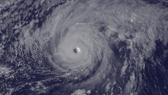 MIAMI (EEUU). Imagen cedida por la NASA hoy, jueves 13 de 2016, del satélite GOES de la NASA que muestra al huracán de categoría 3 Nicole la noche del 12 de octubre. 