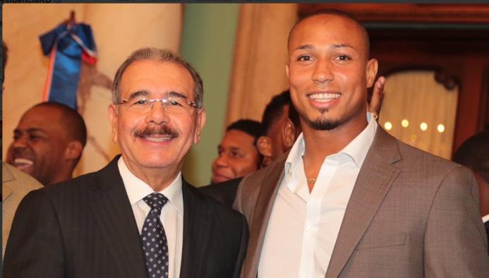 Moisés Sierra junto al presidente Danilo Medina, en el acto de entrega de bandera en el Palacio Nacional.