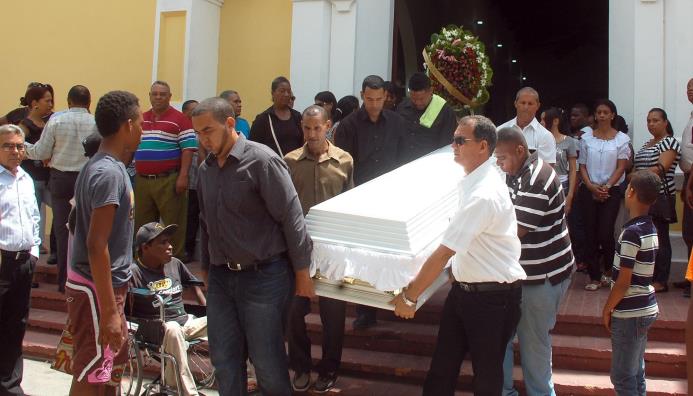 Amigos y familiares trasladan el cuerpo sin vida de la asesinada de Franchesca Lugo Miranda al cementerio Nuevo de Azua