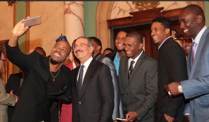 Los jugadores de los Leones del Escogido aprovecharon para hacer “selfies” con el presidente Danilo Medina.
