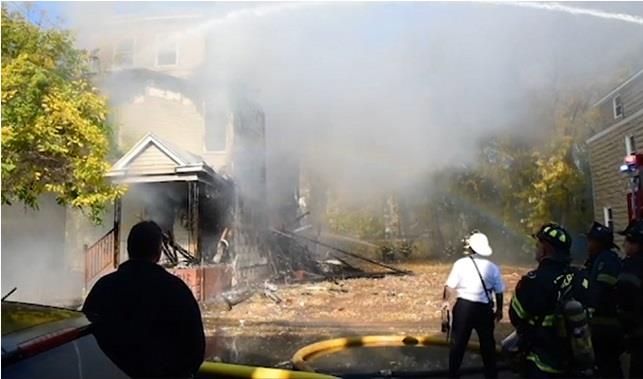 Un incendio anoche en un edificio en la avenida Park, cerca de la calle Summer, en Paterson, dejó un muerto y varias familias desplazadas.