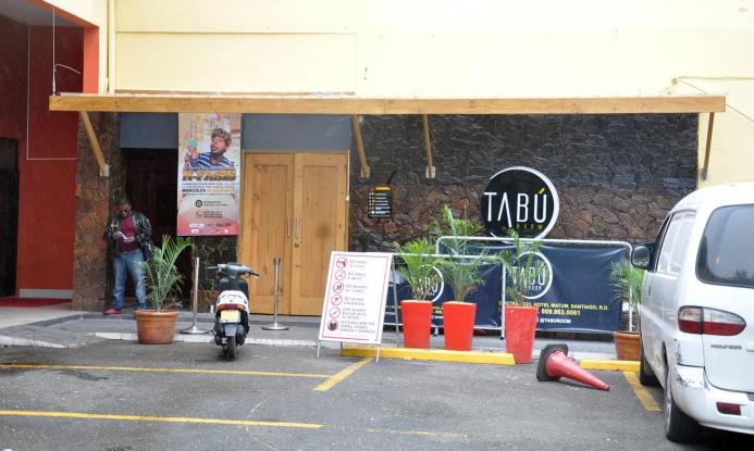 Vista de una de las entradas de la discoteca Tabú, ubicada en las instalaciones del Hotel Matum en Santiago.