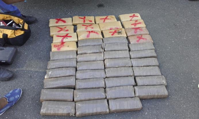 Fotografía de las pacas de marihuana ocupada por las autoridades durante un operativo en la autopista 6 de Noviembre.