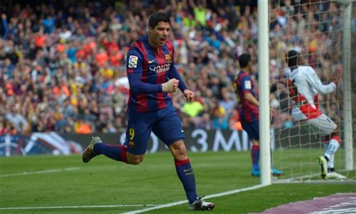 El atacante uruguayo del Barcelona Luis Suárez es el nuevo líder goleador en la Liga Española.