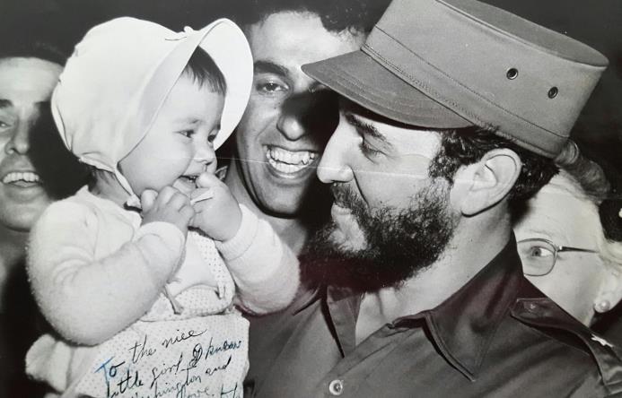 WASHINGTON. Fotografía cedida por Sherry Santana, entonces una bebé de 16 meses, cuando se topó con Castro y protagonizó la primera imagen de la comunión de la idealista revolución cubana con el pueblo de EE.UU y que incluye una dedicatoria firmada por Fidel que reza "Para la graciosa pequeña que conocí en Washington y a la que quiero". 