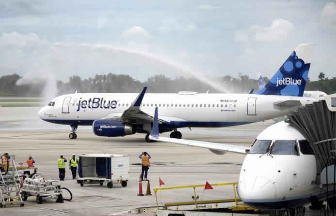 FORT LAUDERDALE (EE.UU.). Vista del vuelo 387 de JetBlue bajo un arco de chorros de agua en la pista del Aeropuerto Internacional de Fort Lauderdale, Florida, Estados Unidos hoy, 31 de agosto de 2016. 