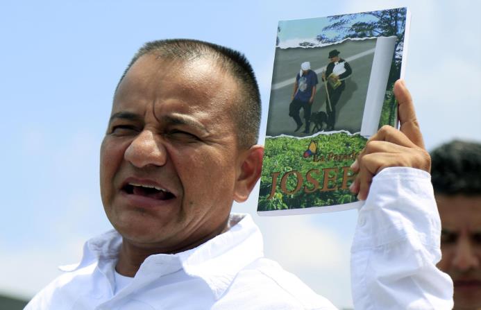 El exsargento de la policía José Libardo Forero, víctima de secuestro, llega hoy, lunes 26 de septiembre de 2016, a Cartagena (Colombia).