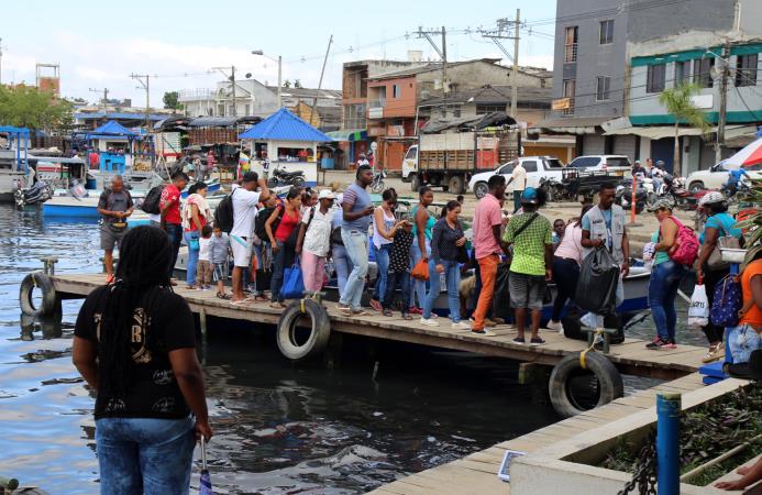 Fotografía del 31 de julio de 2016 de ciudadanos cubanos en tránsito en la población de Turbo (Colombia). 