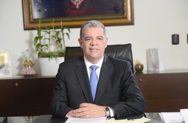 Ministro de Educación Carlos Amarante Baret