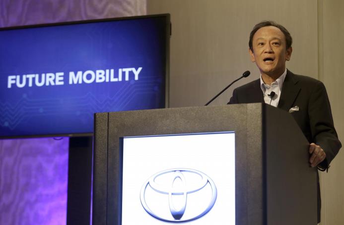 Kiyotaka Ise,alto ejecutivo de Toyota Motor Corporation, habla en una conferencia de prensa en East Palo Alto, California, el viernes 4 de septiembre del 2015. 