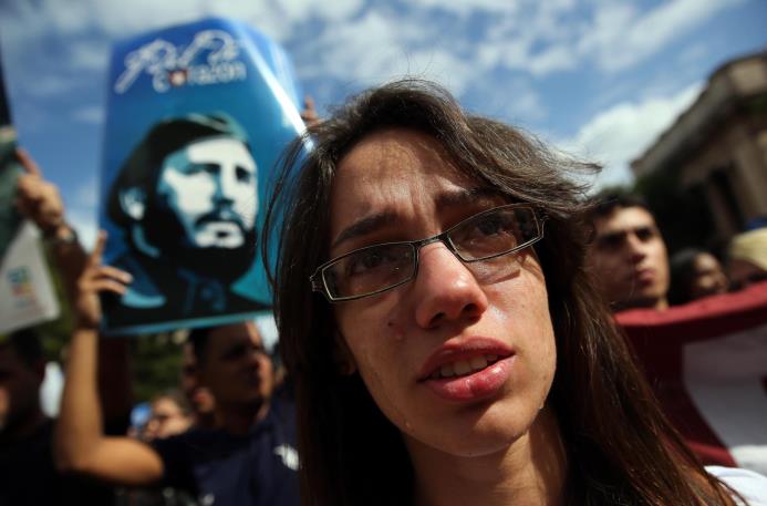 Cubanos residentes en La Habana lloran muerte de su líder.