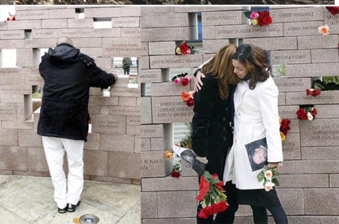 Personas que acudieron a un memorial en homenaje a las víctimas a rendirles tributo.