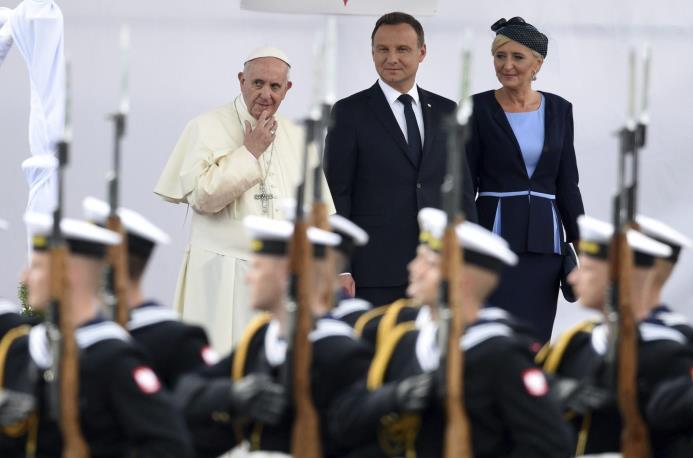 CRACOVIA (Polonia). El papa Francisco (i), el presidente polaco, Andrzej Duda (c) y su esposa, Agata Kornhauser-Duda (d), durante una bienvenida en honor del pontífice a su llegada al aeropuerto de Balice durante Jornada Mundial de la Juventud 2016, hoy, 27 de julio de 2016.