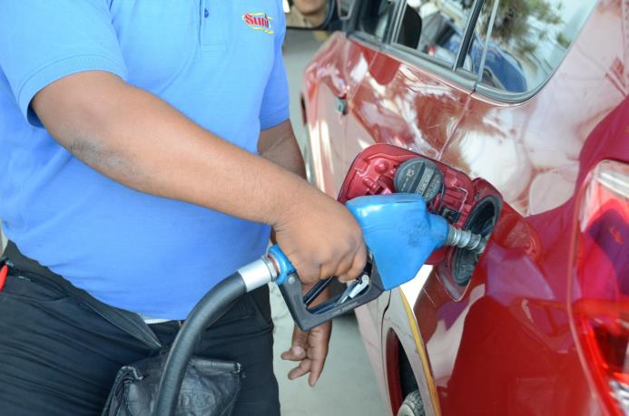 La tasa de cambio promedio para el cálculo de los precios de los combustibles es de RD$45.15.