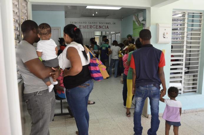 Decenas de pacientes, la mayoría con fiebre, esperaban por atención en el Santo Socorro.
