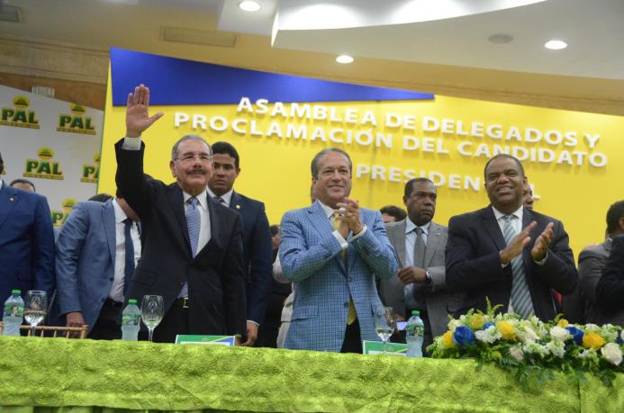 El presidente Danilo Medina, junto al secretario general del PLD, Reinaldo Pared Pérez y Danilo Díaz.