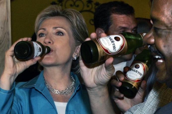 La imagen sin fecha y tampoco sin autor de la candidata demócrata tomando cerveza Presidente, una marca de República Dominicana
