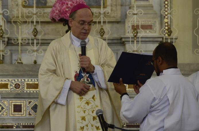 Obispo auxiliar Víctor Masalles condena el matromonio gay. 