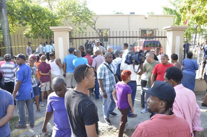 Decenas de personas se aglomeraron en la entrada del Juzgado de Paz para obtener detalles de la muerte.
