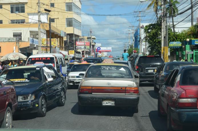 El taponamiento vehicular en la avenida Isabel Aguiar.