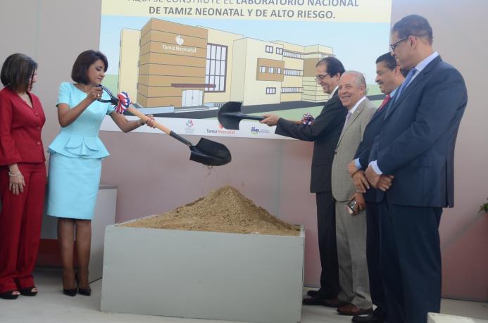 La primera dama, Cándida Montilla, y el ministro de la Presidencia, Gustavo Montalvo, dan el primer palazo para la construcción del laboratorio para tamiz neonatal.