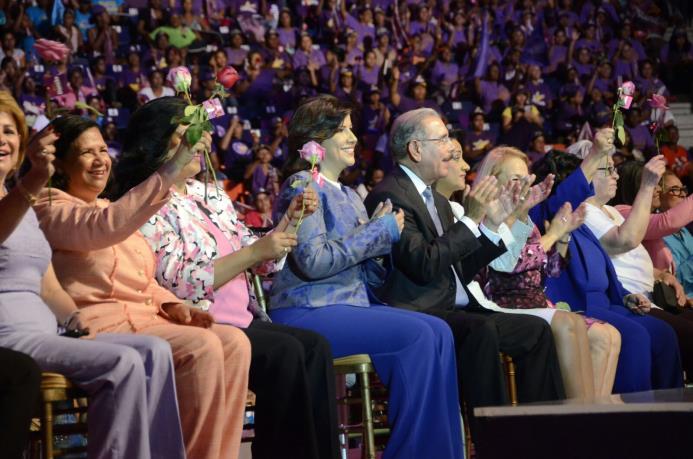 Danilo Medina sentado al lado de Margarita Cedeño y otras funcionarias.