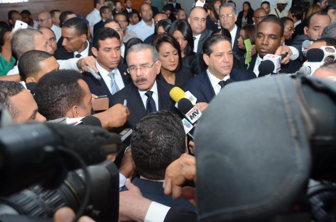 El presidente Danilo Medina ofrece declaraciones a la prensa después de permanecer por más de una hora en la Funeraria Blandino dando el pésame a los familiares de Juan de los Santos 