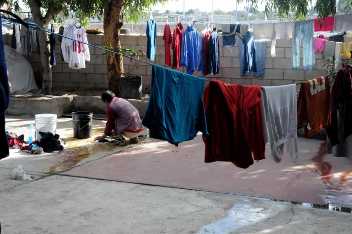  Un hombre lava la ropa en un patio del albergue Ángeles Sin Fronteras de Méxicali (México), fundado por Sergio Tamai en un antiguo hotel en el centro de esa ciudad fronteriza.