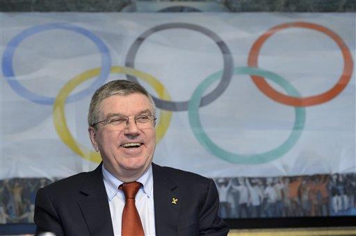 El presidente del Comité Olímpico Internacional, Thomas Bach, ríe durante una mesa redonda 