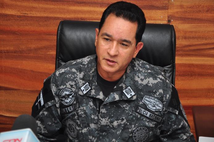 El general brigada Eduardo Alberto Then, director del comando Cibao Central de la Policía Nacional, solicitó la cancelación de los agentes.