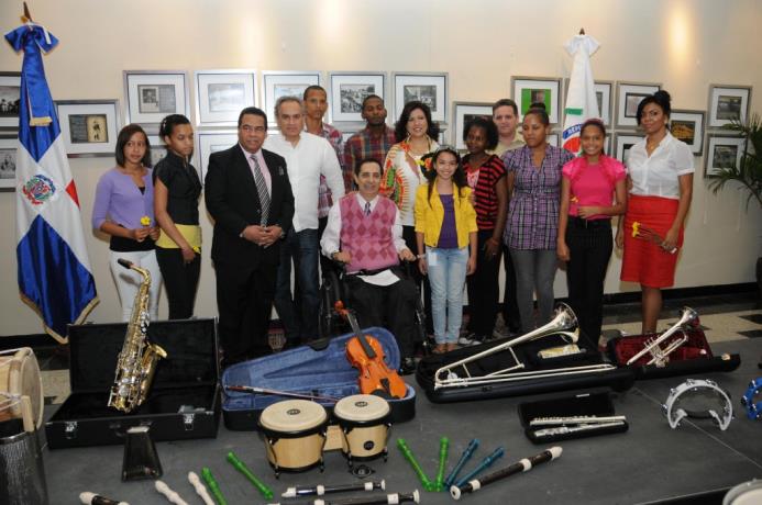 Foto de archivo. El Despacho de la Primera Dama dona a su Fundación instrumentos musicales.