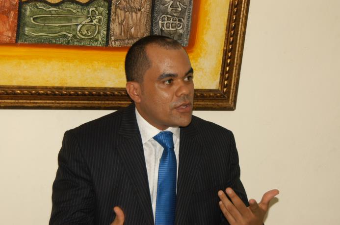  El legislador Elías Báez dice acudir armado a las sesiones de la Cámara de Diputados.