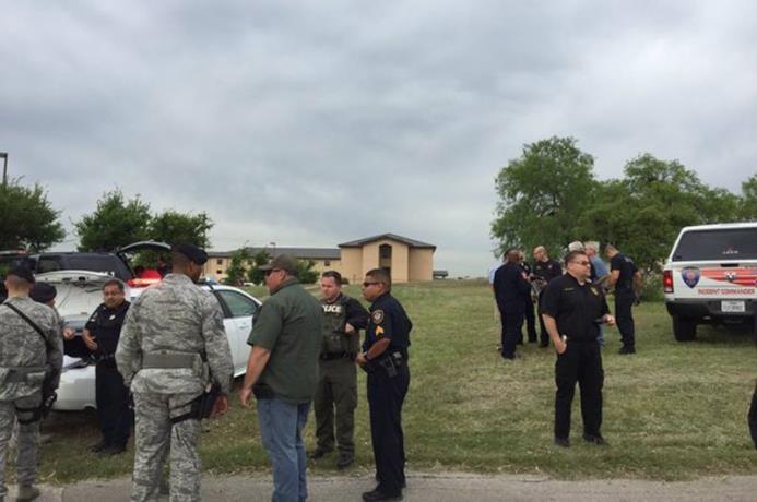 SAN ANTONIO (Estados Unidos). Fotografía de la Oficina del Sheriff del Condado de Bexar que muestra a los agentes del Sheriff en el lugar del tiroteo, en la base militar de la Fuerza Aérea de EEUU de San Antonio, Texas.