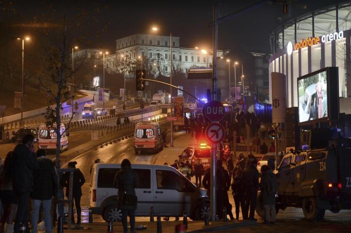 Socorristas acuden al lugar donde se registraron dos explosiones cerca del estadio de fútbol del club Besiktas en Estambul, la noche del sábado 10 de diciembre de 2016.