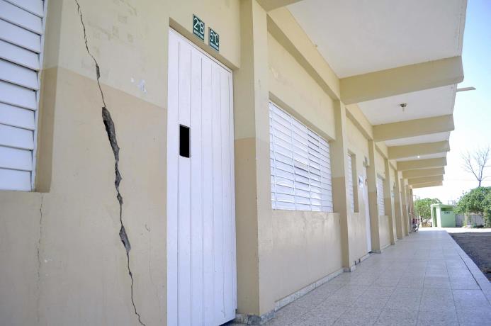 Las grietas que tiene la escuela 27 de Febrero, en el sector del mismo nombre, en el municipio de Navarrete