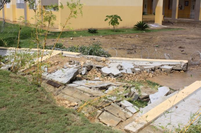 Paredes de la escuela Jeremías Kerry Green y del politécnico José Morel, en Sosúa, fueron derribadas por las lluvias 