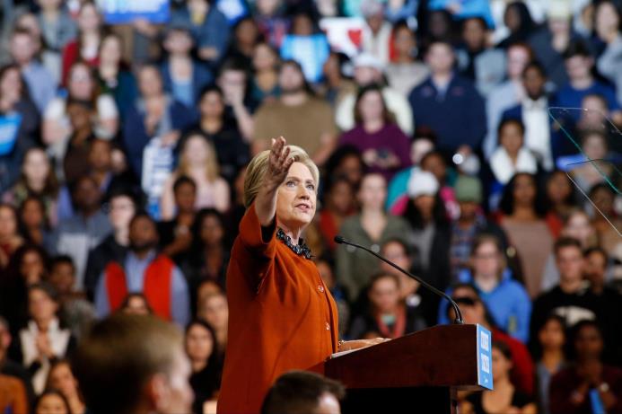 La candidata a la presidencia de EE.UU. por el partido Demócrata Hillary Clinton en un acto de campaña EL jueves en el Coliseo del Centro de Veteranos Lawrence Joel en Winston-Salem (EE.UU.). 