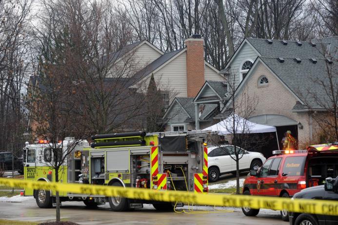 Policías y bomberos investigan un incendio casero en el que murieron cinco personas en una vivienda en Novi, Michigan, 