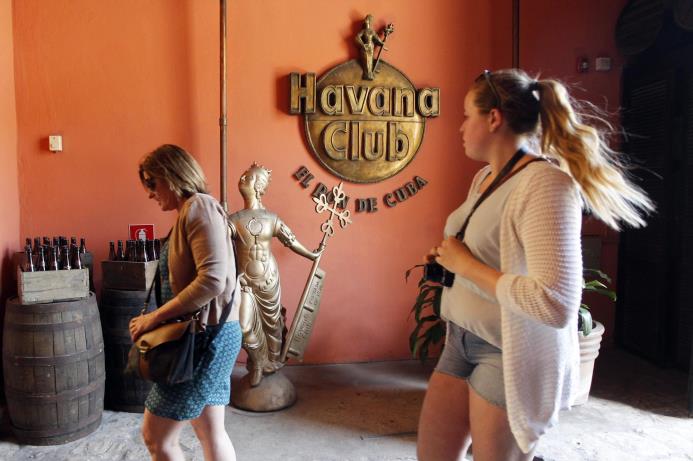 LA HABANA (Cuba). Dos mujeres visitan el museo del ron Havana Club. 