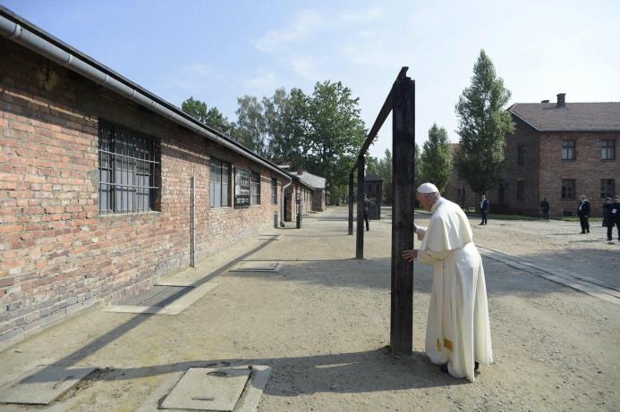 OSWIECIM (Polonia). Fotografía facilitada por L'Osservatore Romano que muestra al papa Francisco mientras reza durante su visita al campo de concentración nazi de Auschwitz, en Oswiecim, Polonia, hoy, 29 de julio de 2016.