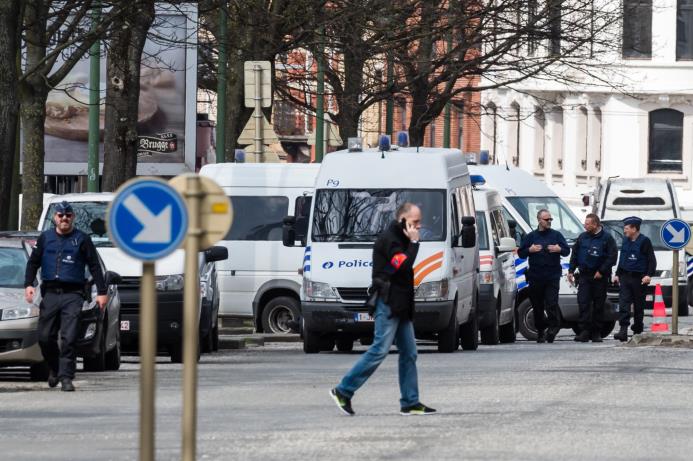 La policía asegura una zona durante un registro en el barrio de Etterbeek, en Bruselas, el sábado 9 de abril de 2016.