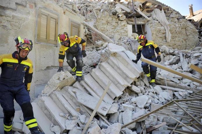 Bomberos mientras trabajaban en el rescate de las localidades destruidas en el terremoto pasado.