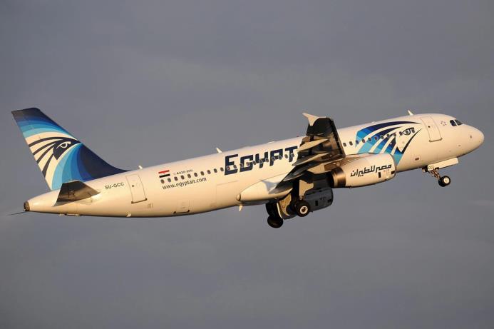 Fotografía de archivo fechada el 21 de abril de 2012 que muestra un avión Airbus A320de la aerolínea EgyptAir con registro SU-GCC en el aeropuerto de Estambul, Turquía. 