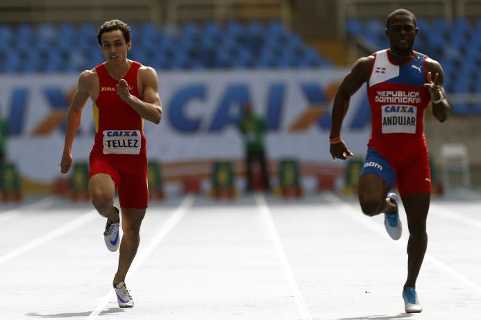 Arian Tellez (i) y Yohandris Cruz (d), de República Dominicana, durante la prueba eliminatoria de los 100 m hoy, sábado 14 de mayo de 2016.
